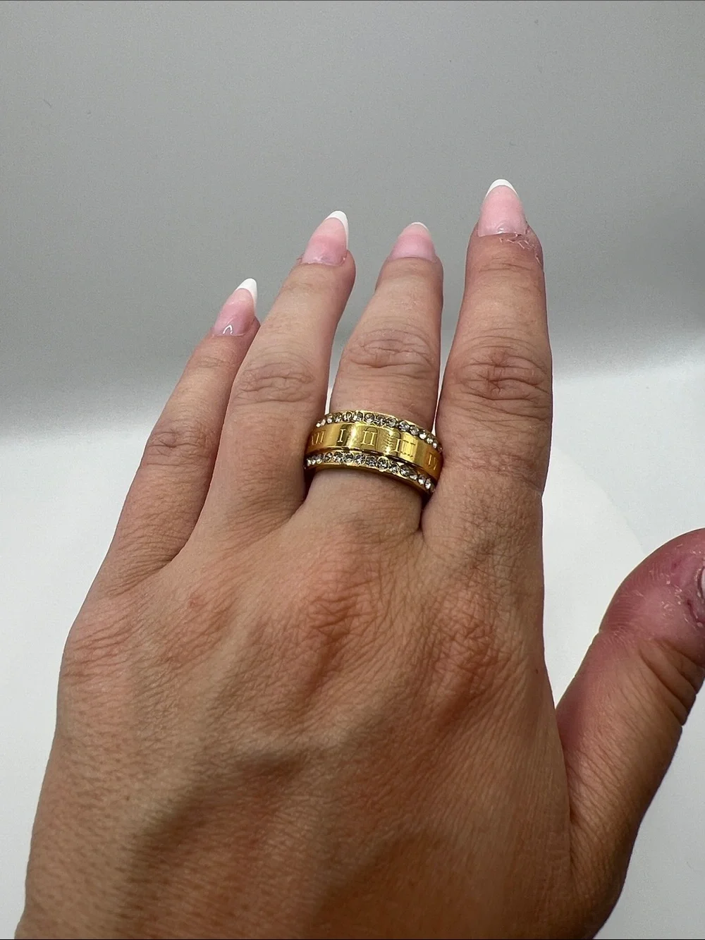 251. 18k Gold Plated Roman Numeral Cubic Zirconia Band Ring Size 7